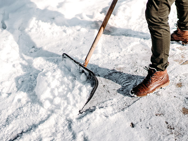 neighbor-shoveling-friends-driveway