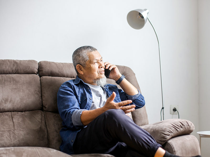 home owner talking with a 24-7 restoration agent